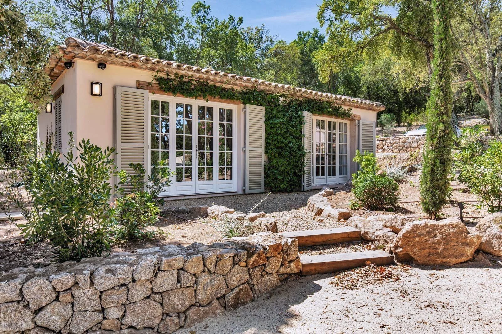 Provençal outbuilding and dry-stone terraces