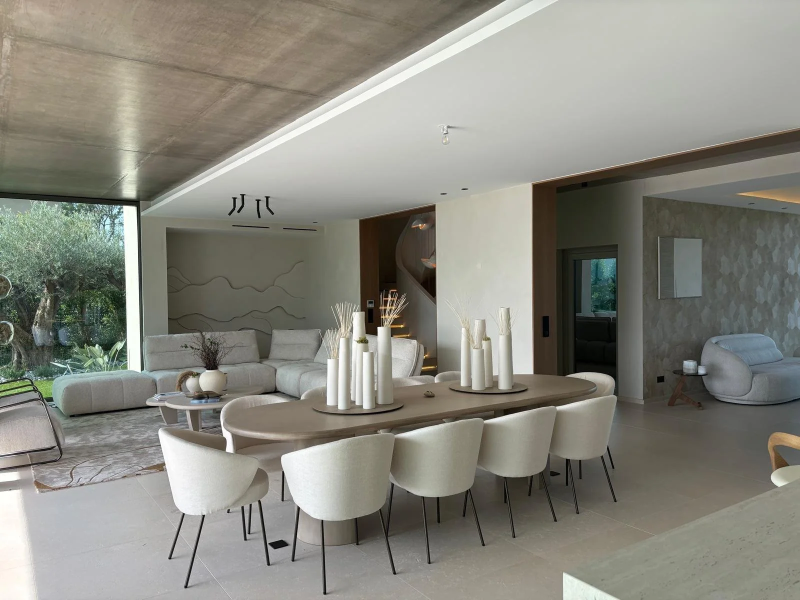 Séjour et salle à manger ouverts sur le jardin, Sainte-Maxime