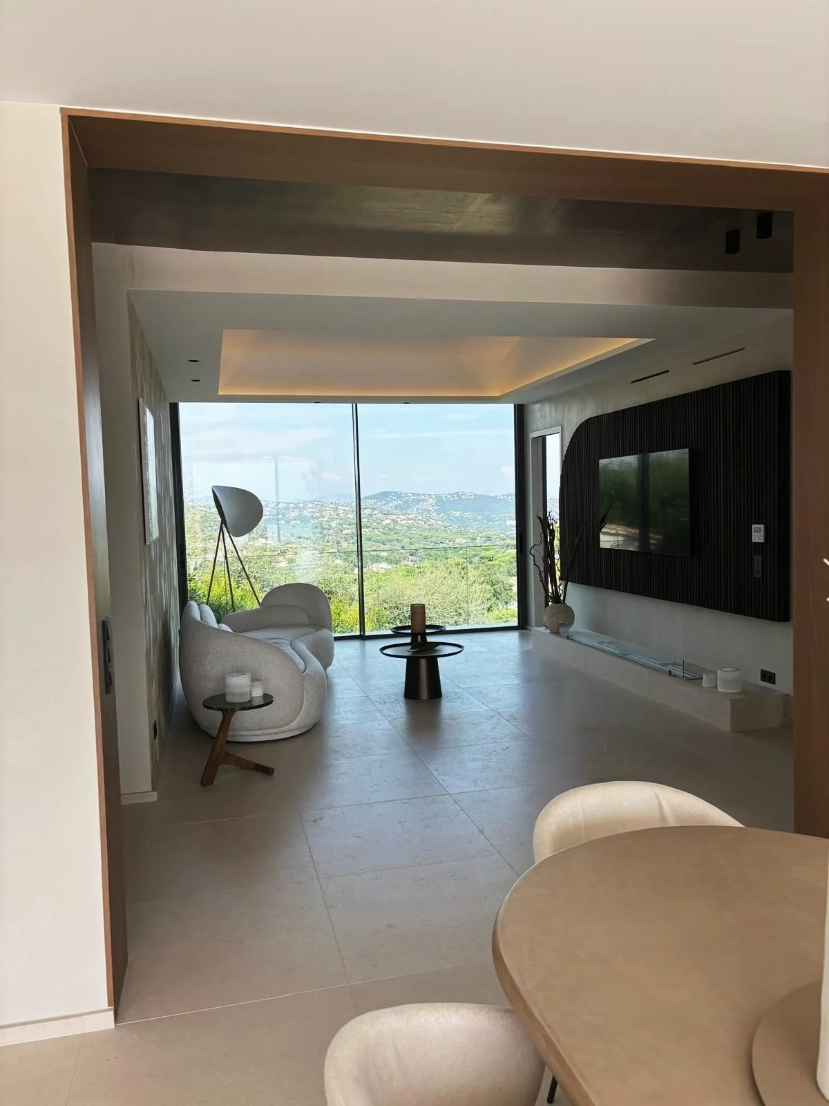 Panoramic living room opening onto the hills