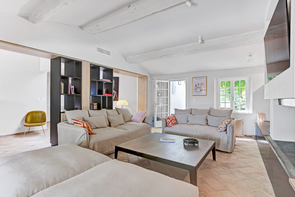 vue sur un salon confortable moderne blanc et beige et aménagé par Infinity Partners 