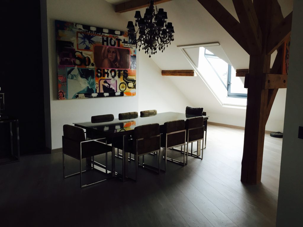 Vue d'un espace salle à manger avec peinture d'art au mur avec Infinity Partners 