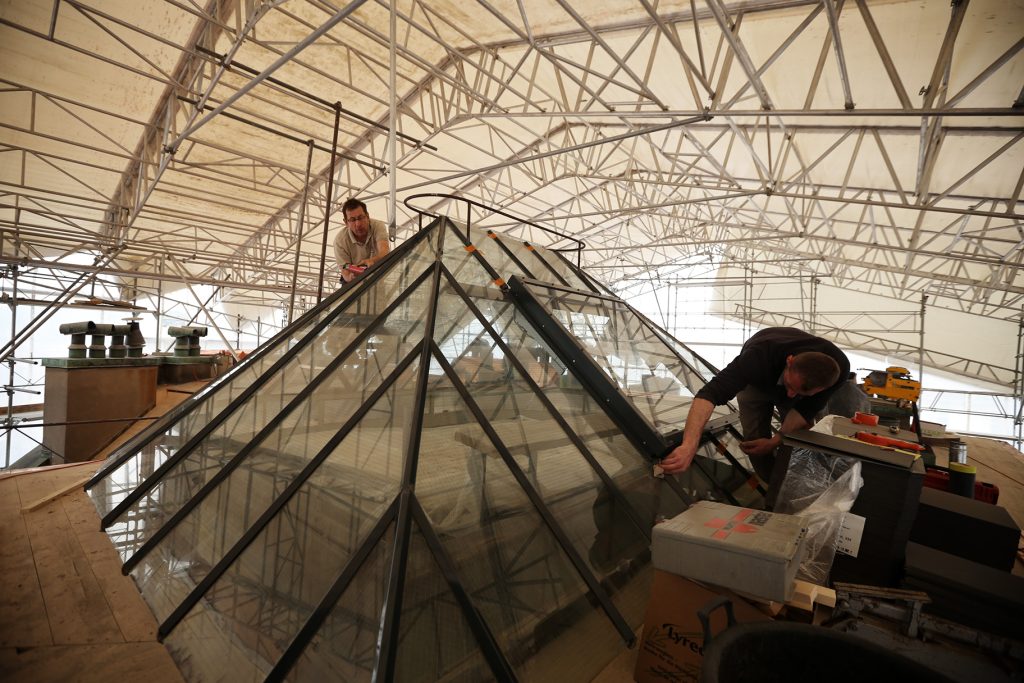 moment de travaux autour d'une verrière pyramidale pour puit de lumière avec Infinity Partners 